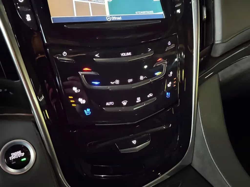 Cadillac Escalade 6.2 V8 PLATINUM 4WD/HUD/BOSE/22°/TV/360 12/2018-photo-29