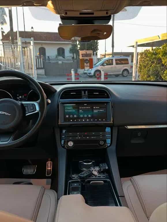 Jaguar F-Pace 2.0 D 180 CV AWD aut. Portfolio 12/2019-photo-9