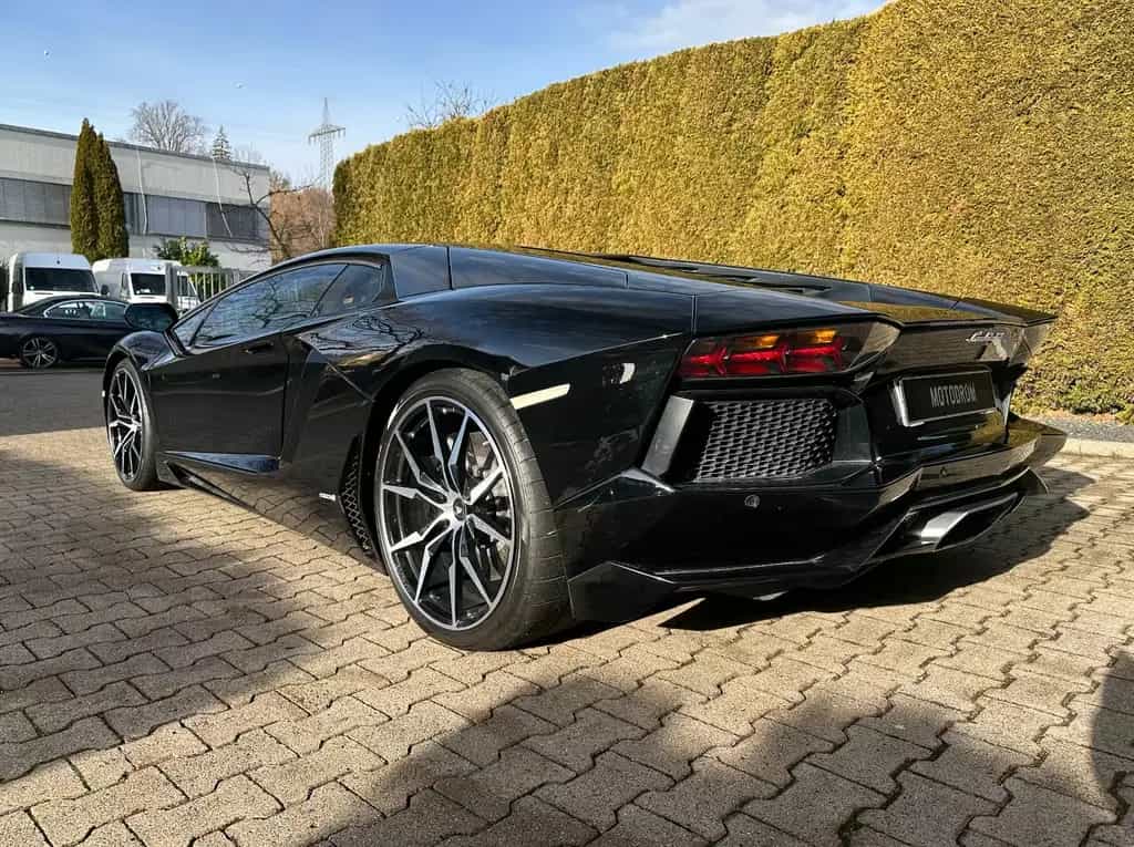 Lamborghini Aventador LP 700-4 03/2012-photo-1