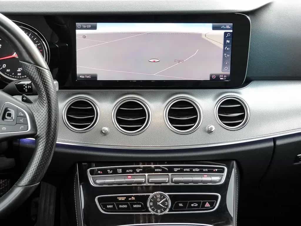 Mercedes-Benz E 200 T-Modell Niveau Navi LED El. Heckklappe Me 02/2018-photo-6