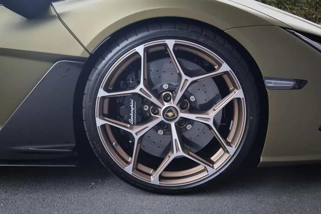 Lamborghini Revuelto | LIFT | CARBON IN & EXTERIEUR | PASSEN 01/2026-photo-10
