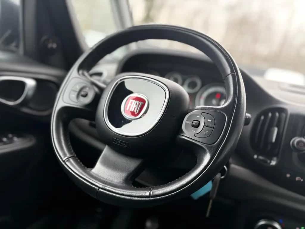 Fiat 500L *7 SITZER*NAVI*TEILLEDER*KLIMAAUTOMATIK* 08/2016-photo-23