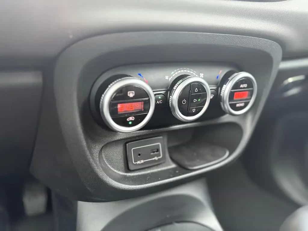 Fiat 500L *7 SITZER*NAVI*TEILLEDER*KLIMAAUTOMATIK* 08/2016-photo-25