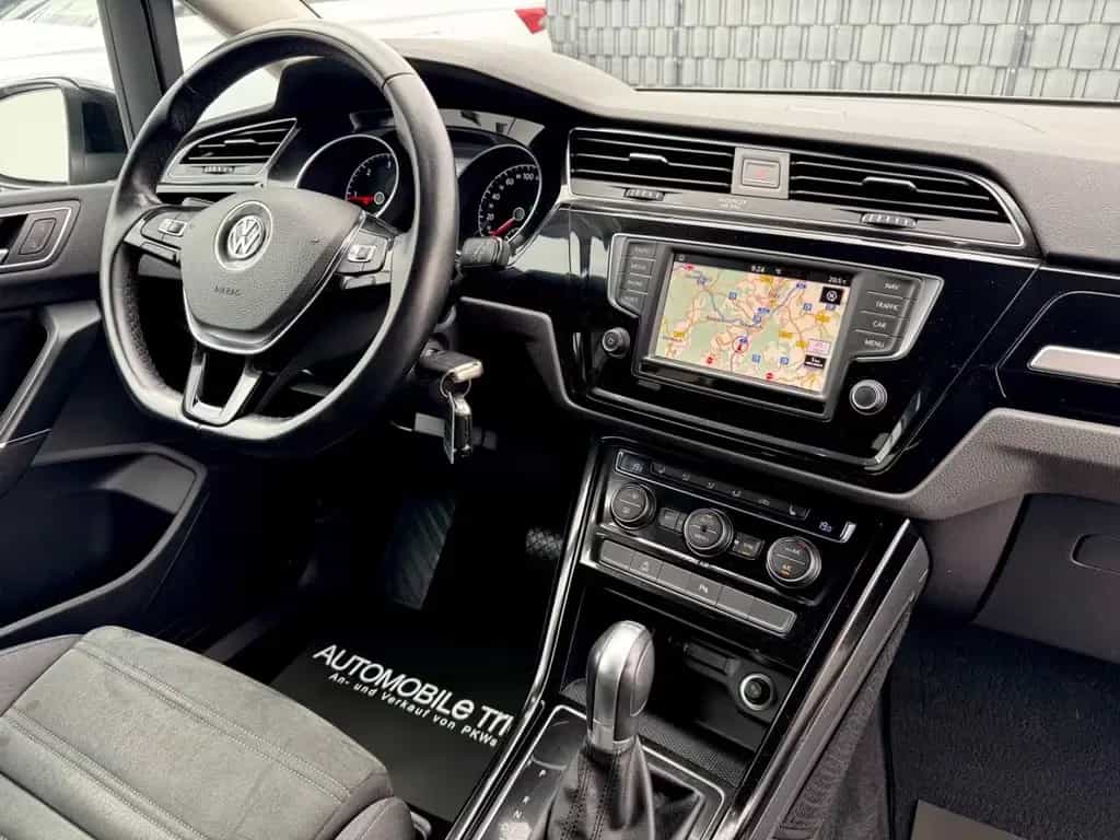 Volkswagen Touran 02/2016-photo-11