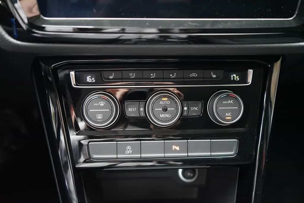 Volkswagen Touran 1.5 TSI DSG Highline LED Navi Sitzheizung 09/2021-photo-14