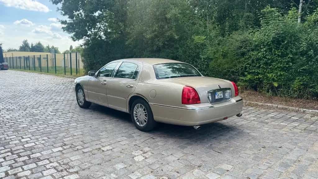 Lincoln Town Car V8 Designer Sofa Couch 01/2009-photo-2