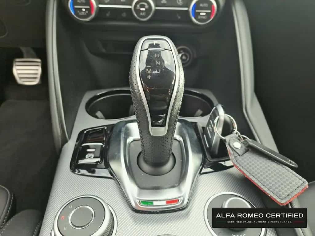 Alfa Romeo Giulia Veloce 2.0 Turbo 16V AT8-Q4 01/2025-photo-16