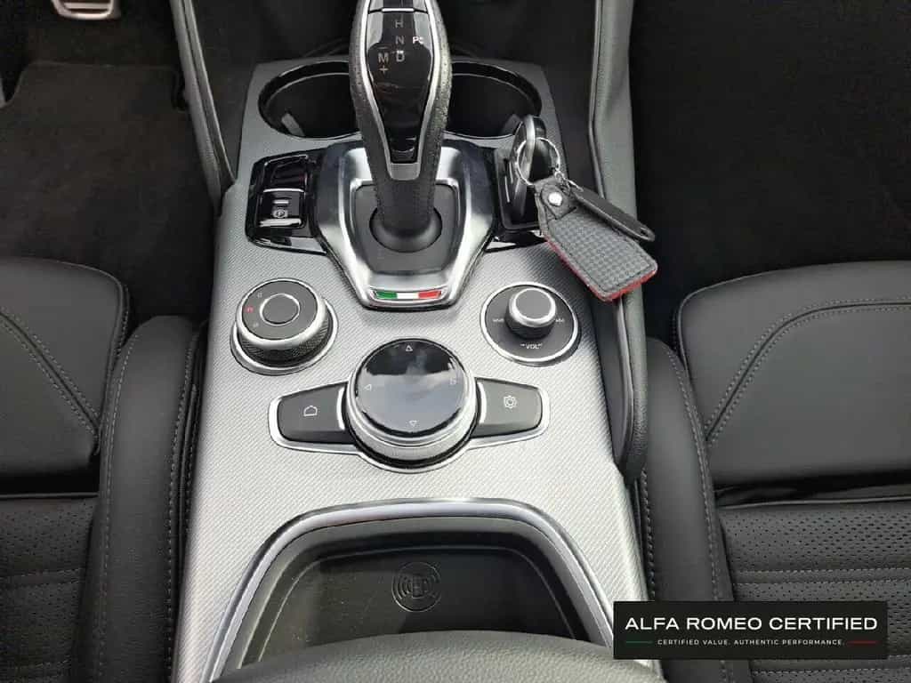 Alfa Romeo Giulia Veloce 2.0 Turbo 16V AT8-Q4 01/2025-photo-17