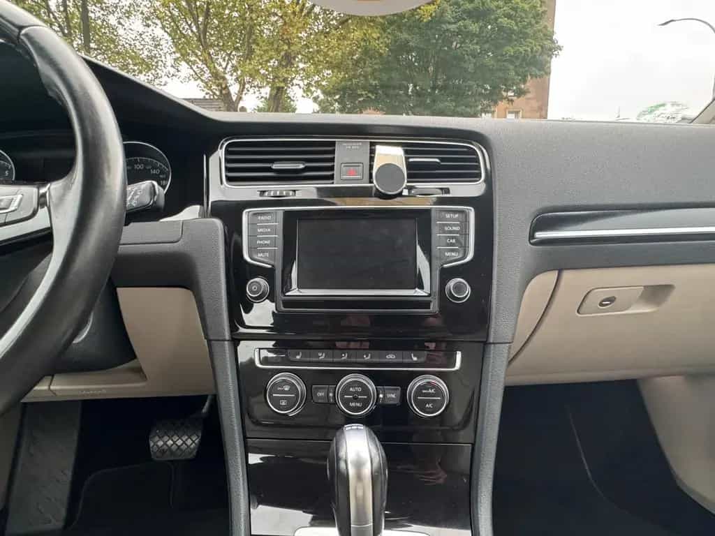 Volkswagen Golf VII Lim. Highline BMT*Bi Xenon*LEDER*SHZ*MF 02/2015-photo-23