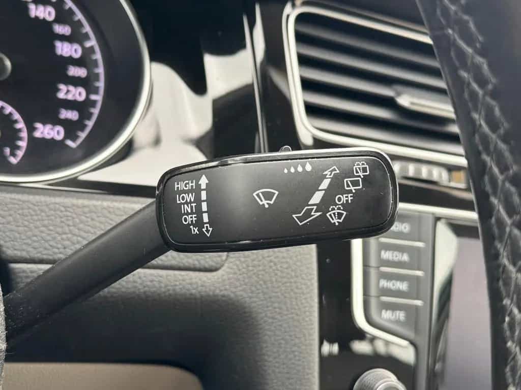 Volkswagen Golf VII Lim. Highline BMT*Bi Xenon*LEDER*SHZ*MF 02/2015-photo-29