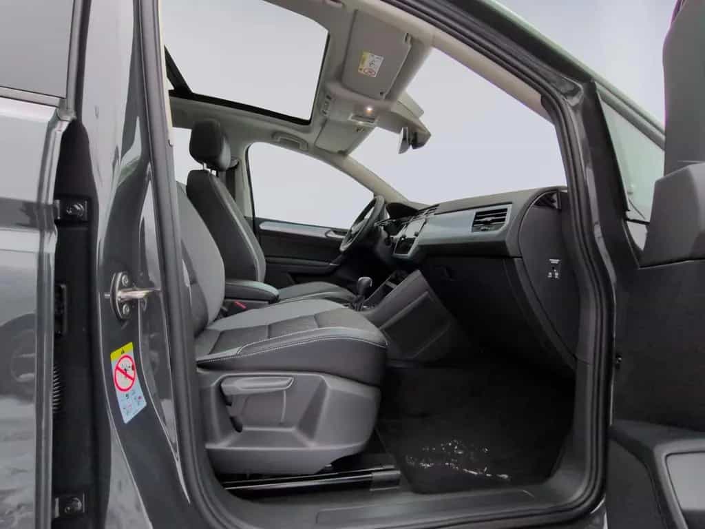Volkswagen Touran R Line 1.5 TSI DSG 7Sitzer+AHK+PANO+MATRI 06/2025-photo-19