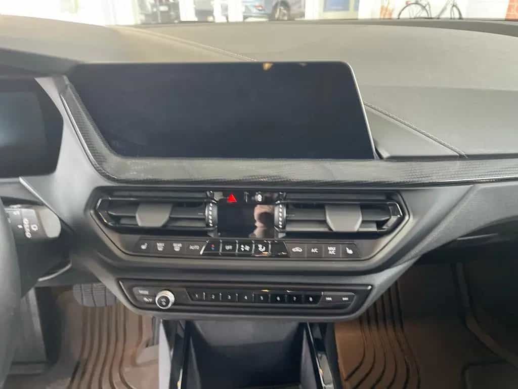 BMW 1 Series 118 d Sport Line AHK Shz LED Navi Prof.  WLAN 05/2023-photo-9