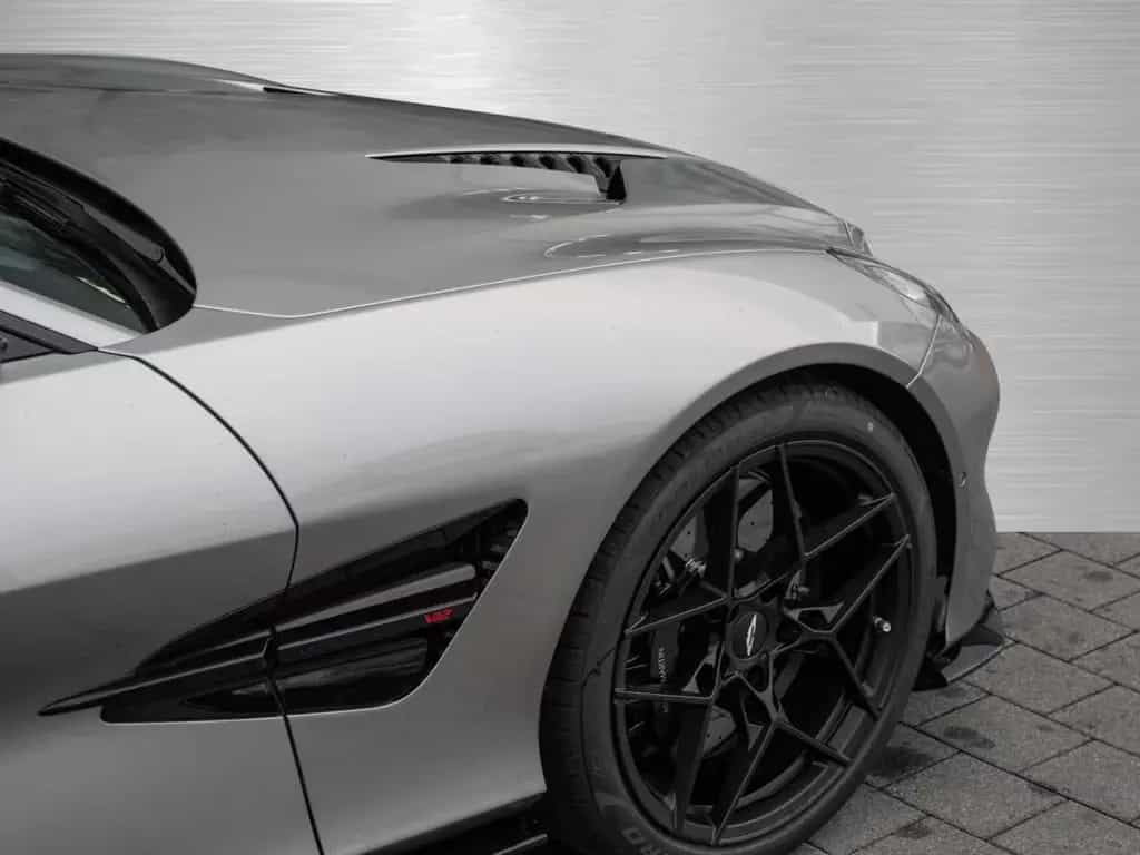 Aston Martin Vanquish null-photo-10