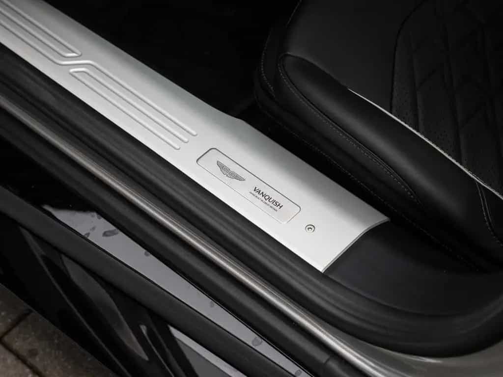 Aston Martin Vanquish null-photo-22