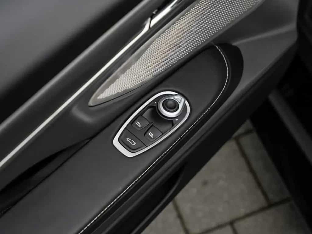 Aston Martin Vanquish null-photo-24