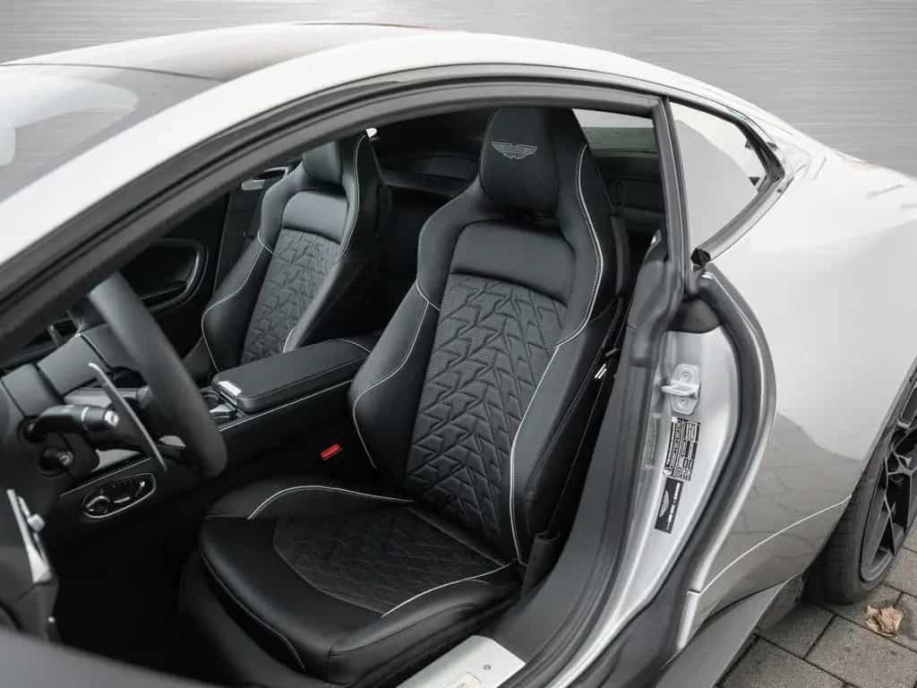 Aston Martin Vanquish null-photo-26