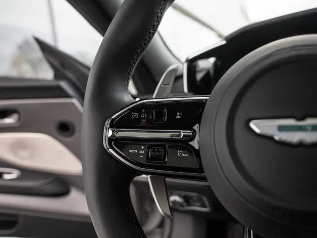 Aston Martin Vanquish null-photo-28
