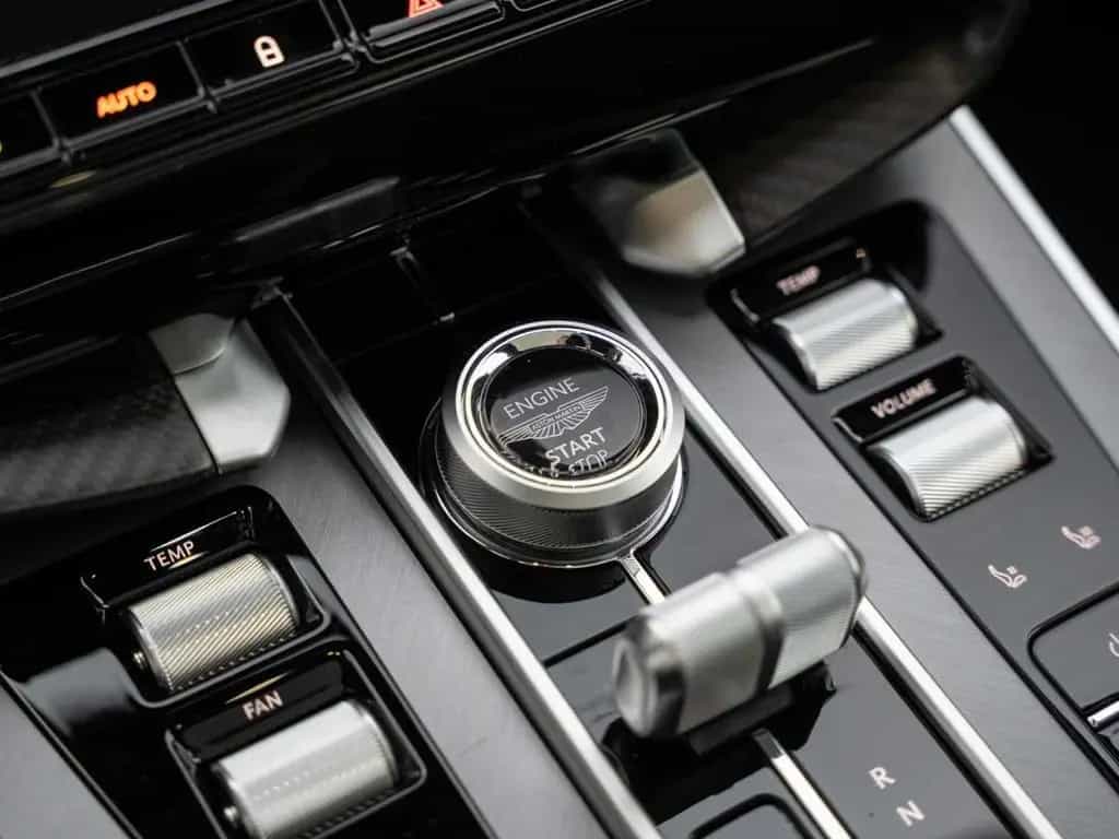 Aston Martin Vanquish null-photo-32