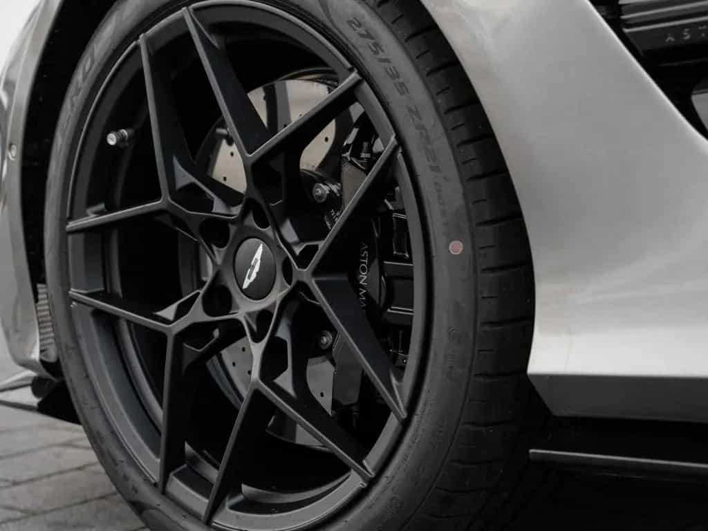 Aston Martin Vanquish null-photo-37