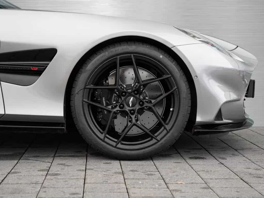 Aston Martin Vanquish null-photo-9