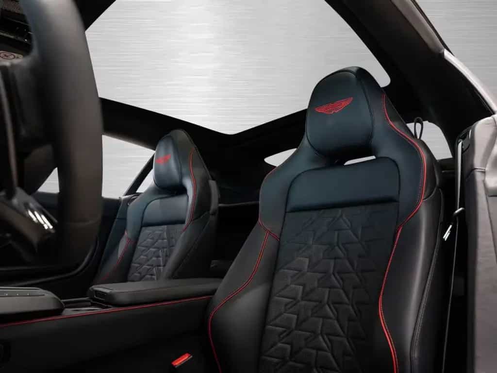 Aston Martin Vanquish 01/2026-photo-11