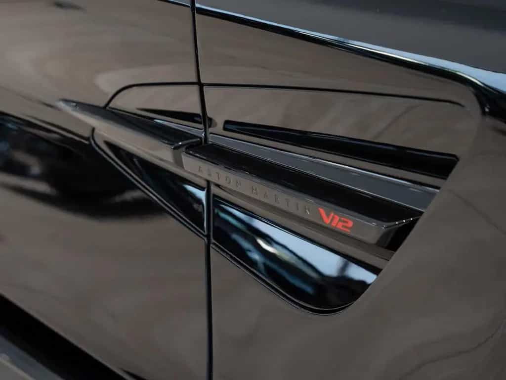 Aston Martin Vanquish 01/2026-photo-24