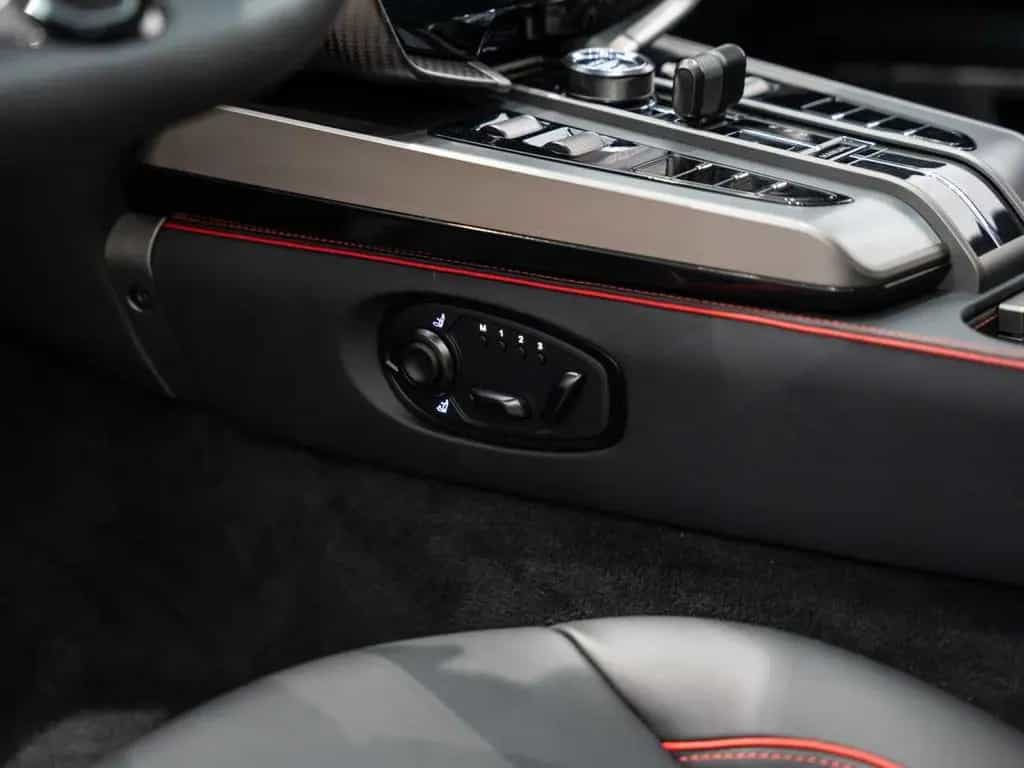 Aston Martin Vanquish 01/2026-photo-28