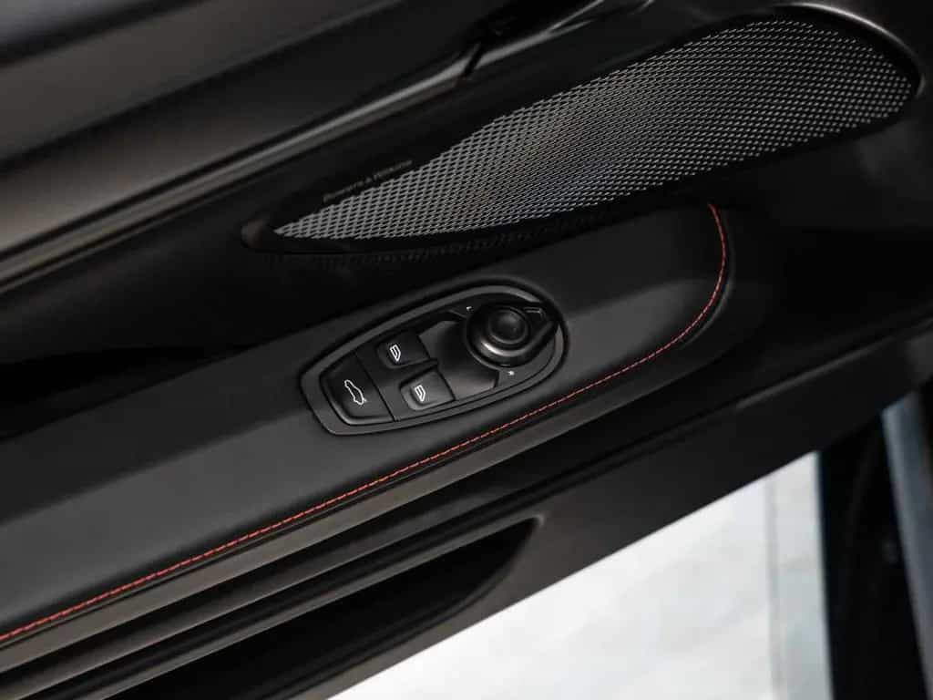 Aston Martin Vanquish 01/2026-photo-29
