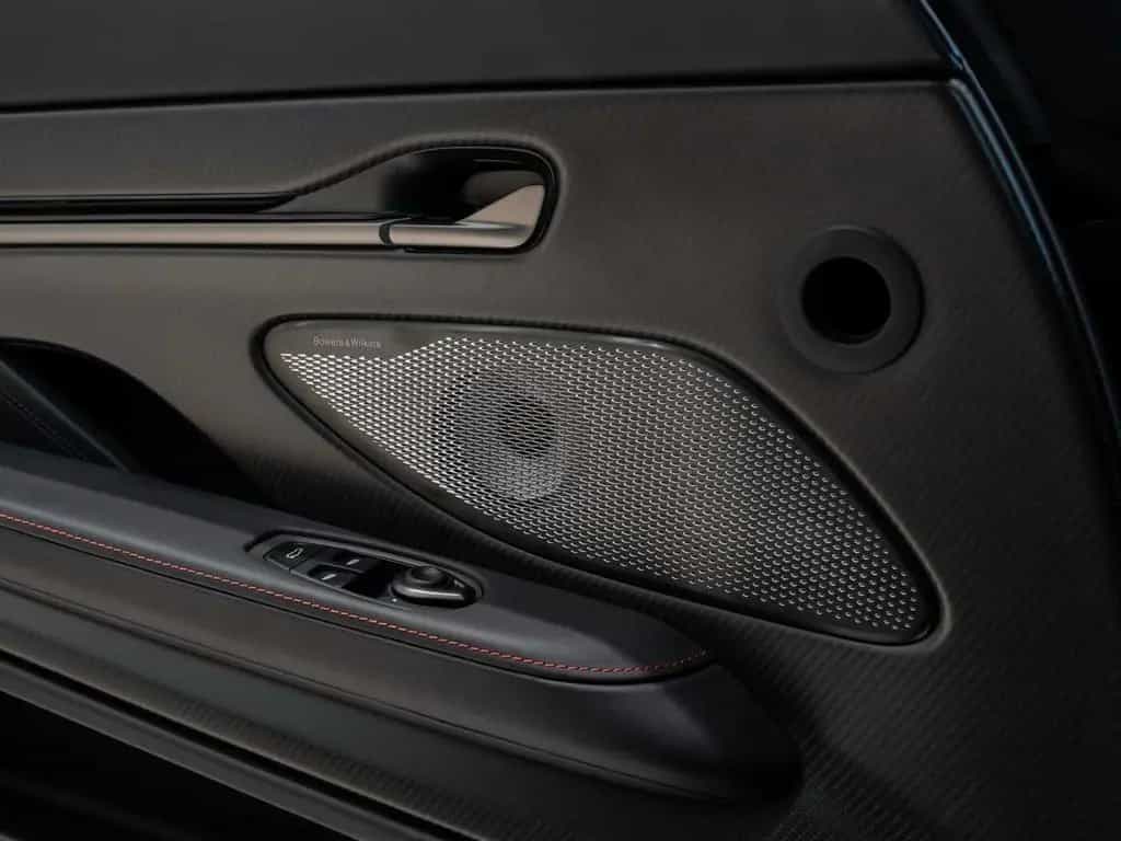 Aston Martin Vanquish 01/2026-photo-33