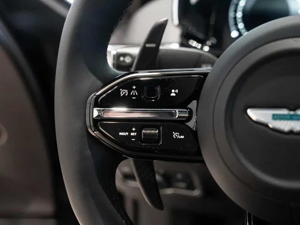 Aston Martin Vanquish 01/2026-photo-35