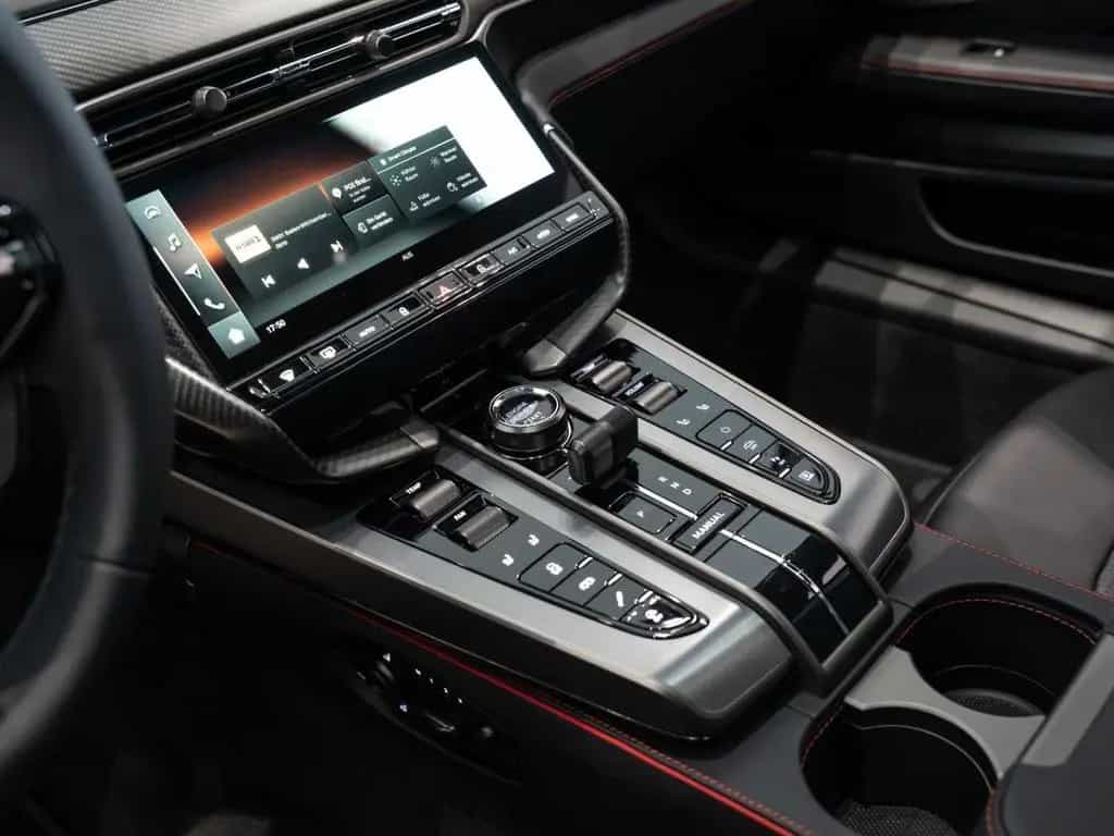 Aston Martin Vanquish 01/2026-photo-36
