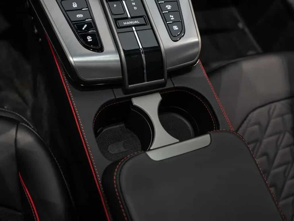 Aston Martin Vanquish 01/2026-photo-37