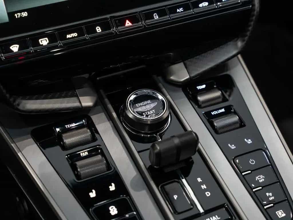 Aston Martin Vanquish 01/2026-photo-38