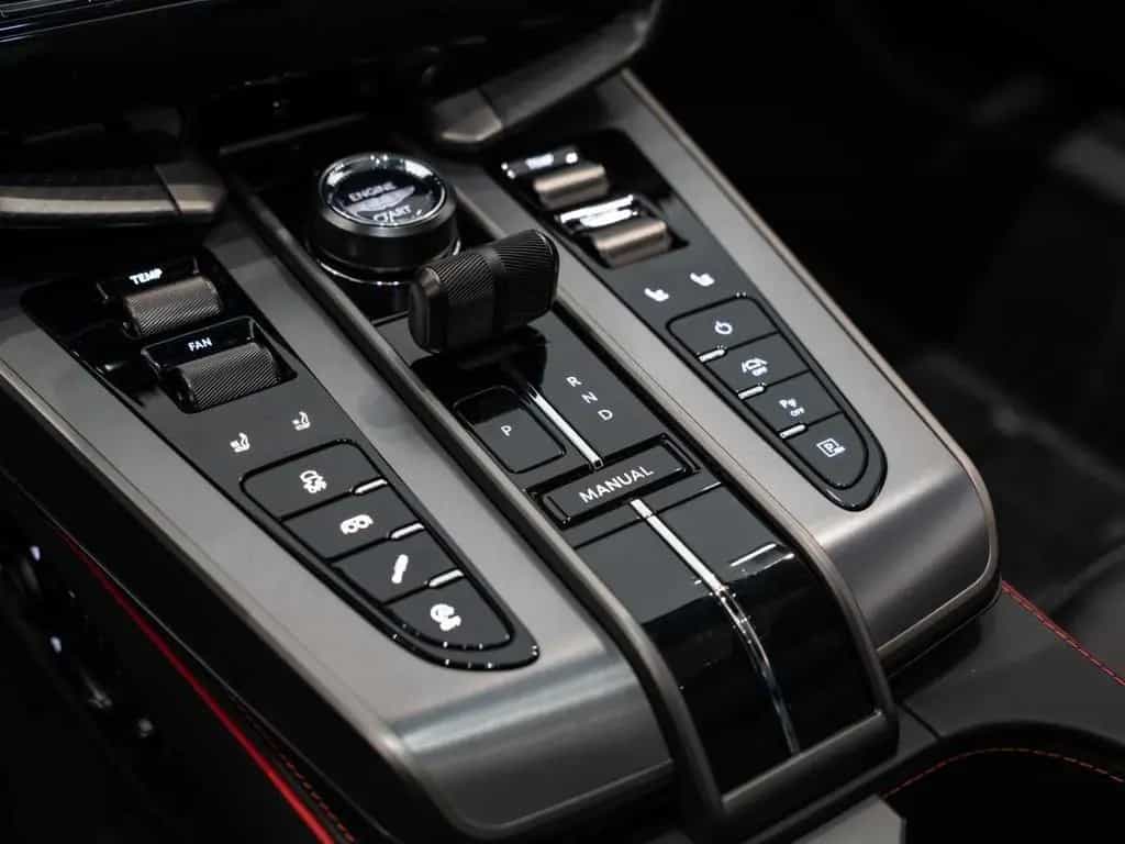 Aston Martin Vanquish 01/2026-photo-39