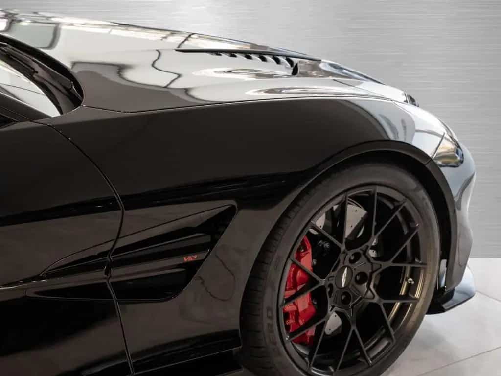 Aston Martin Vanquish 01/2026-photo-8