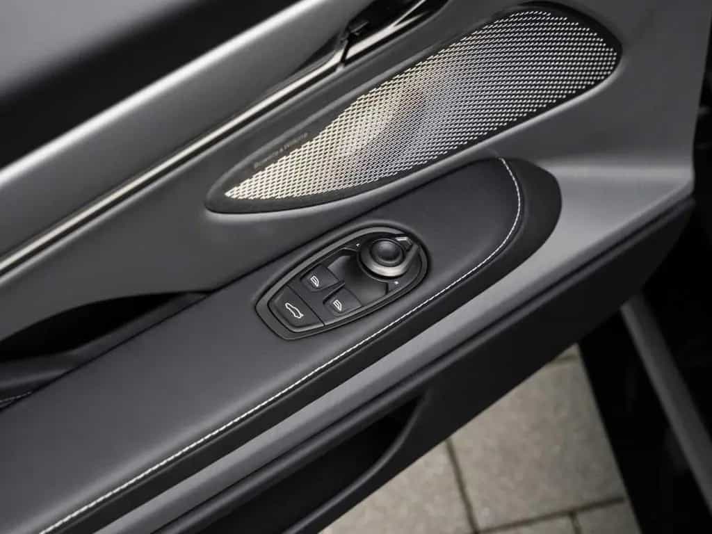 Aston Martin Vanquish Volante null-photo-30