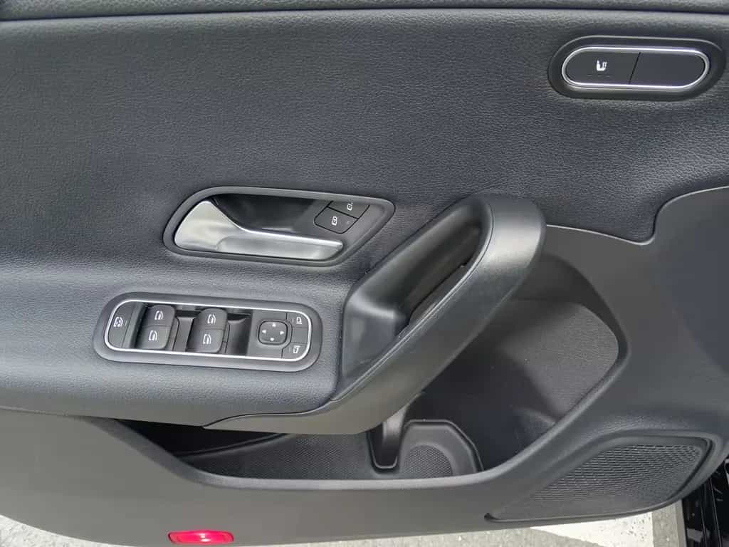 Mercedes-Benz CLA 180 Shooting Brake NAVI*LED*SHZG*PANO*PDC* 10/2020-photo-9
