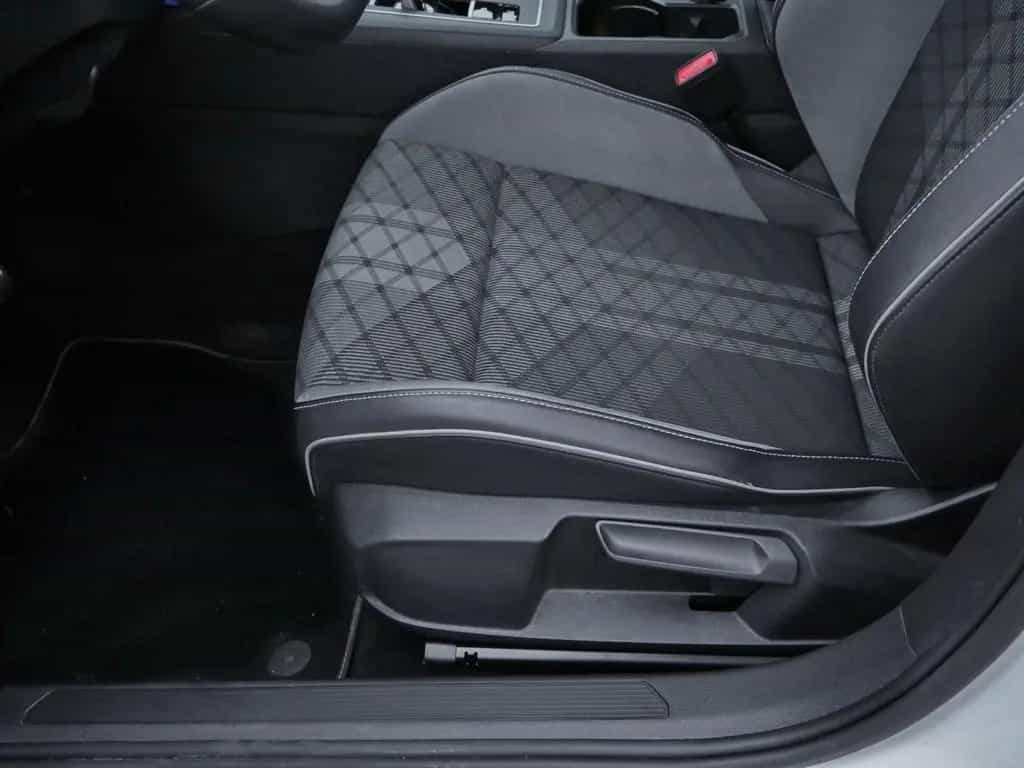 Volkswagen Golf R-Line 1.5 eTSI LED*RFK*DAB+*Navi*Digital 11/2021-photo-20