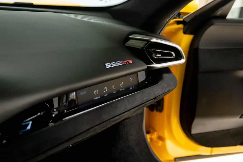 Ferrari 296 GTB Giallo Triplo Strato, Carbon, Apple CarP 03/2023-photo-18