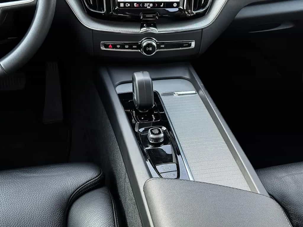Volvo XC60 Plus Dark 2WD B4 Benzin EU6d Digitales Cock 12/2023-photo-10