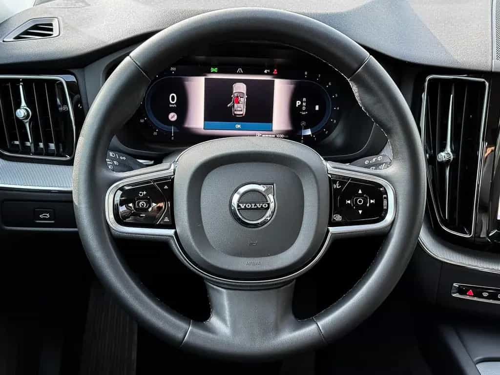 Volvo XC60 Plus Dark 2WD B4 Benzin EU6d Digitales Cock 12/2023-photo-11