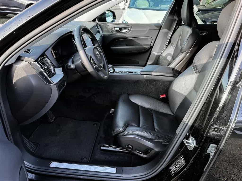 Volvo XC60 Plus Dark 2WD B4 Benzin EU6d Digitales Cock 12/2023-photo-12