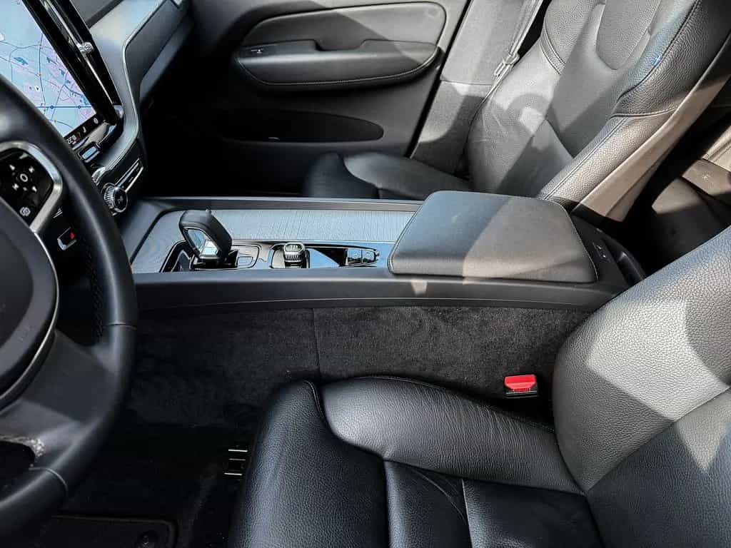 Volvo XC60 Plus Dark 2WD B4 Benzin EU6d Digitales Cock 12/2023-photo-13