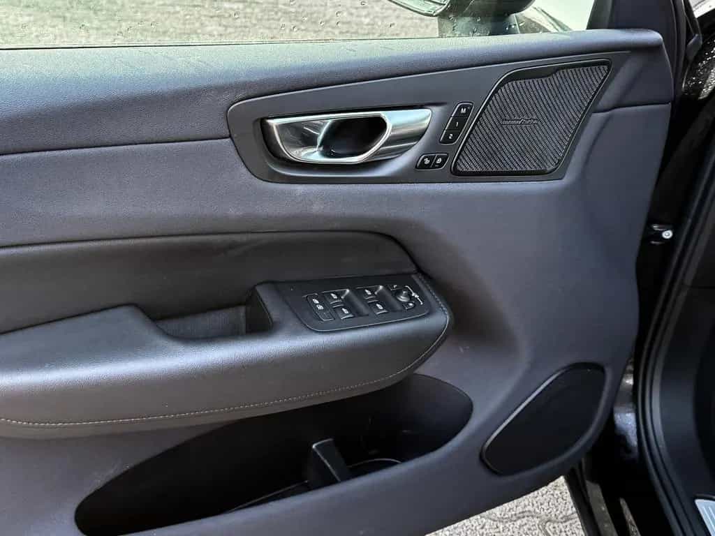 Volvo XC60 Plus Dark 2WD B4 Benzin EU6d Digitales Cock 12/2023-photo-14