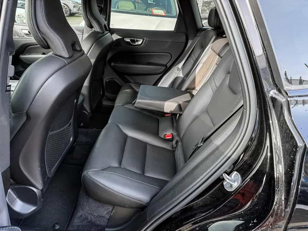 Volvo XC60 Plus Dark 2WD B4 Benzin EU6d Digitales Cock 12/2023-photo-15