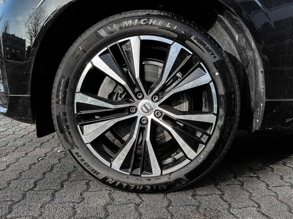 Volvo XC60 Plus Dark 2WD B4 Benzin EU6d Digitales Cock 12/2023-photo-3
