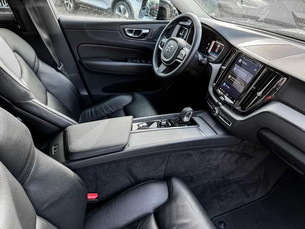 Volvo XC60 Plus Dark 2WD B4 Benzin EU6d Digitales Cock 12/2023-photo-4