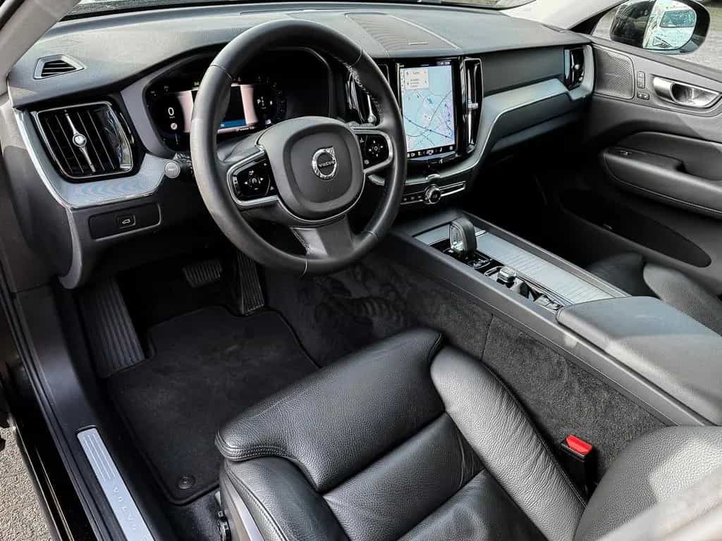 Volvo XC60 Plus Dark 2WD B4 Benzin EU6d Digitales Cock 12/2023-photo-6