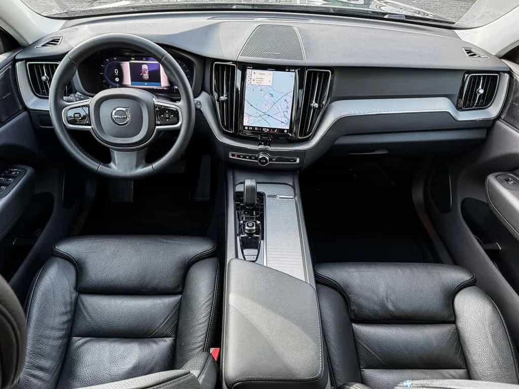 Volvo XC60 Plus Dark 2WD B4 Benzin EU6d Digitales Cock 12/2023-photo-7