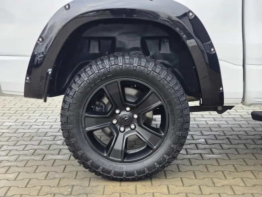 Dodge RAM 1500 5.7 4x4 Lone Star Night LED 12´´ AHK 10/2023-photo-17